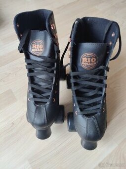 Rio - Roller Script Quad Rose Black - trekové brusle