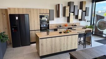 Nová kuchyňská linka Oresi rovná s ostrůvkem, z expozice.