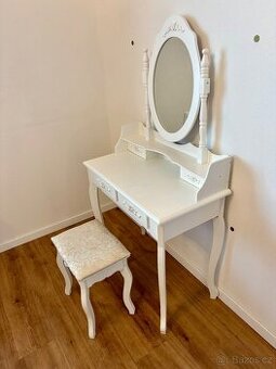 Dětský kosmetický stolek