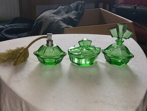 Zelená skleněná art decová toaletní souprava v top stavu
