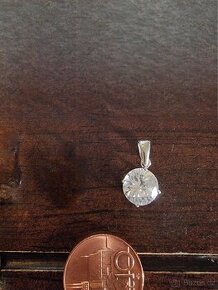Stříbrný přívěsek s kamínkem