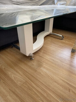 Stolek se skleněnou deskou k sedačce. Konferenční.