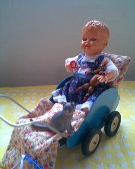 Retro kočárek s panenkami
