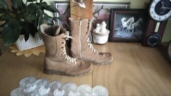 NOVÁ PĚKNÁ PRAKTICKÁ DÁMSKÁ ZIMNÍ OBUV.VELIKOST 39.