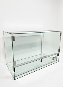 Terarium 80x40x40 dvířka na panty. Horni a dolní větrání . P