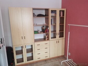 Sestava samostatných skříněk, komody a vitrin