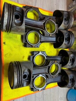 BMW E30 M20B25 pisty 256E