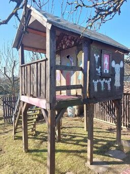 Dětský dřevěný domeček