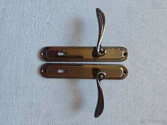 Dveřní klika-klíč rozteč 90