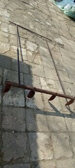 Ruční pluh ohrňák k ohrnutí řadku např.brambor