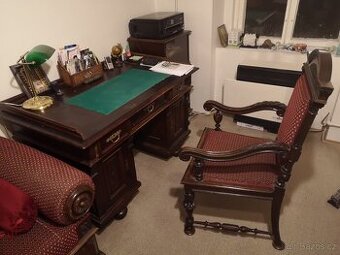 Historizující psací stůl