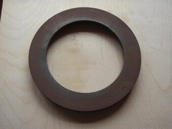 Středový kroužek na spodní frézu