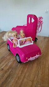 Auto s přívěsem, koněm a panenkami velikosti Barbie