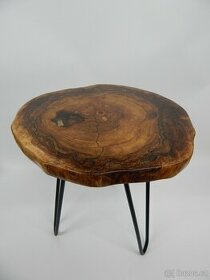 Odkládací stolek z ořechového masivu s epoxidovou pryskyřicí