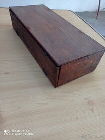 Dřevěná krabička.