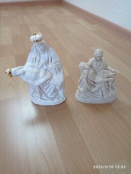 Michelangelova pieta.První je porcelánová, druhá alabastrová