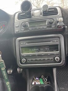 Prodám rádio RCD310 včetně kódu. - 1