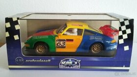 Auto na autodráhu Porsche 911 v měřítku 1:32 nehrané