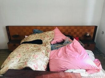 Prodej kompletní starožitné ložnice-postel,skříně,zrcadlo