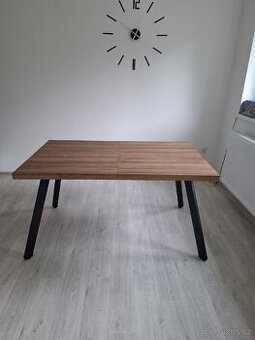 Masivní kuchyňský stůl ve výborném stavu