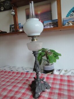 překrásně zdobená funkční petrolejová lampa