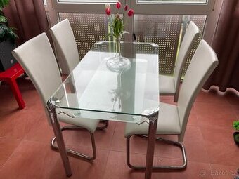 Skleněný jídelní stůl a 4 koženkové židle