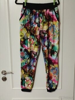 Pohodlné kalhoty s kytickama