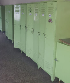 Kovová šatní skříň