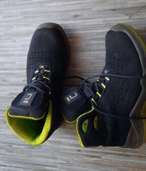 Pracovní  kotníková  obuv Červa, vel 39, stélka 25.5 cm