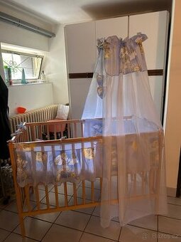 Dřevěná postýlka s nebesy, matraci, mantinely a zavinovačkou