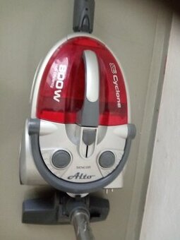 Sencor bezsáčkový a Bosch sáčkový