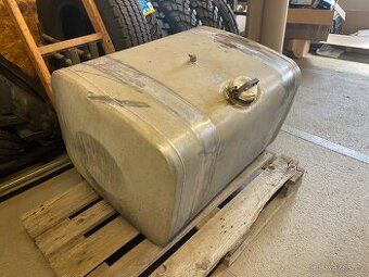 PŘÍDAVNÁ HLINÍKOVÁ NÁDRŽ TAHAČ 400 LITRŮ