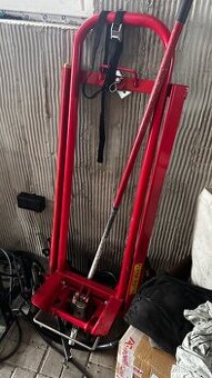 Hydraulický zvedák na zahradní traktůrek