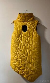 Krásná zimní vesta se zajímavým asymetrickým střihem