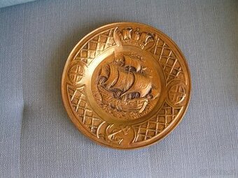 Mosazný talíř s plachetnicí