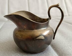 Malý plechový džbánek značky Christofle.