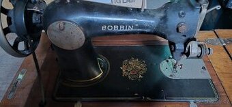 Starožitný šicí stroj Bobbin v původní dřevěné skříni
