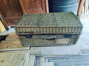 Starý proutěný kufr, nůše, košík