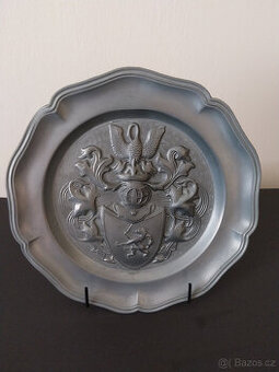 Cínový talíř s erbem