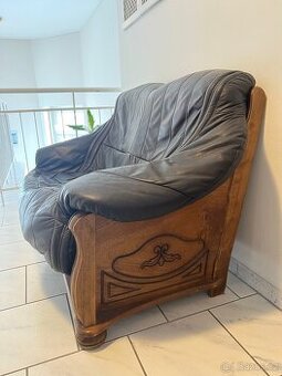 Rustikální zdobená kožená sedačka z masívu