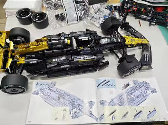 Stavebnice Technic F1 (2025) Brad Pitt (Náhrada)