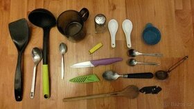 Příbor, nůž, hrneček, další věci do kuchyně
