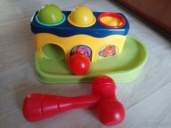 Barevná zatloukačka s kladívkem a míčky