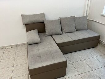 Rozkládací gauč šedý + polštáře (153x201cm)
