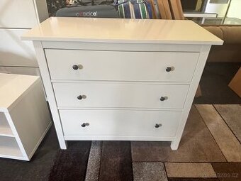 Hezká bílá šuplíková komoda IKEA HEMNES