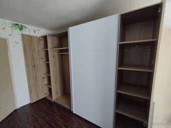 Velká šatní posuvná skříň