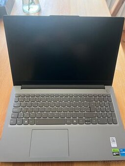 Lenovo LOQ Essential 15IAX9E Luna Grey (záruka na 3 roky)