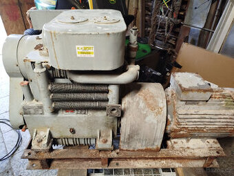 Kompresor ČKD - 3DSK100-tříválcový pístový.