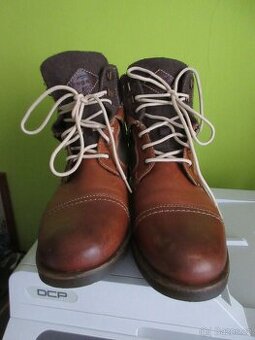 Pánské moderní kotníkové boty BUGATT vel. 43.