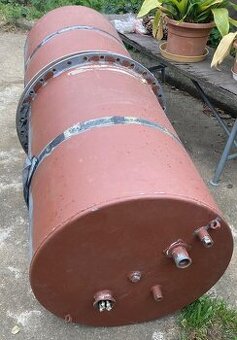 ŽELEZNÁ POZINKOVANÁ NÁDRŽ NA VODU+KONSTRUKCE